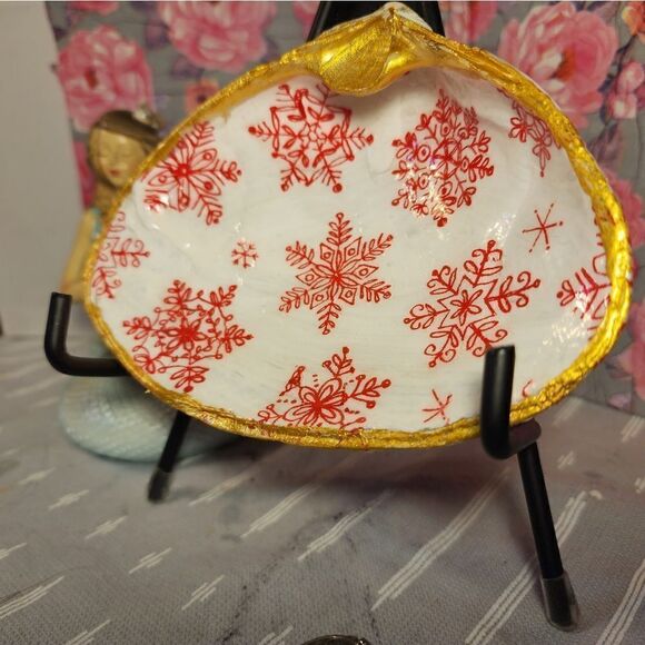 DECOUPAGE CLAM SHELL DECOUPAGE RED SNOWFLAKES ❄️ ON A CLAM SHELL TRINKET DISH - Picture 3 of 11